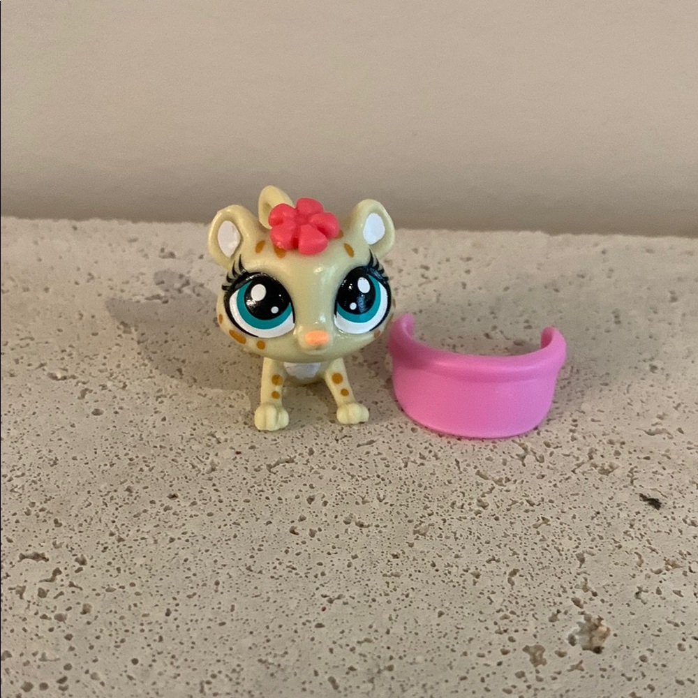 Littlest Pet Shop Cream and Pink Leopard Toy